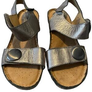 Softspots Women’s Pamela Leather Metallic Sandal Size 9 Pillowtop Lining Button